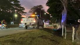Motociclista fallece en Puntarenas al colisionar contra árbol