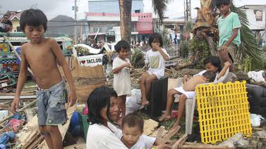  Lenta ayuda enfurece a los damnificados por  el tifón  Haiyan