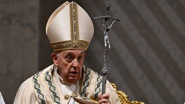 Papa preside la vigilia de Pascua tras preocupaciones por su salud 