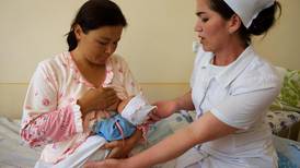 Maternidades incentivarán el contacto piel con piel de mamá y bebé en los primeros minutos después del parto