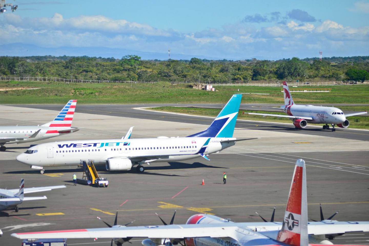 Cuatro aerolíneas canadienses retomarán sus vuelos a Costa Rica a partir del próximo 2 de octubre. Entre las empresas están WestJet.
