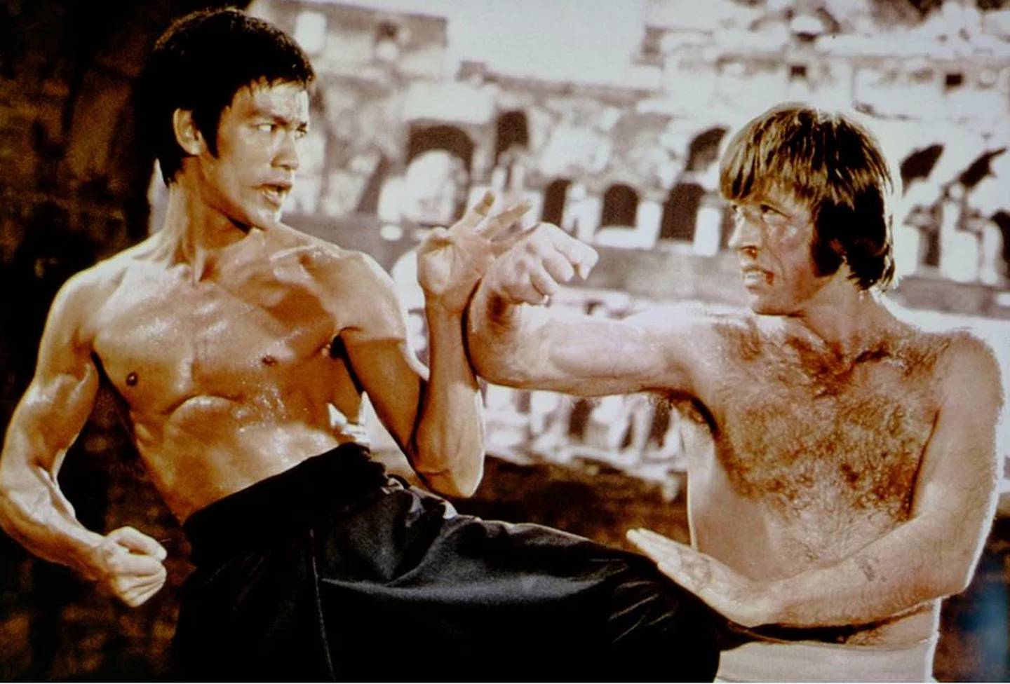 Bruce Lee y Chuck Norris compartieron pantalla en los 70 como enemigos en un filme, pero lo cierto es que construyeron una buena amistad gracias al rodaje. Foto: Imdb