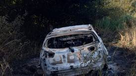 Tres personas aparecen quemadas dentro de vehículo en Liberia 