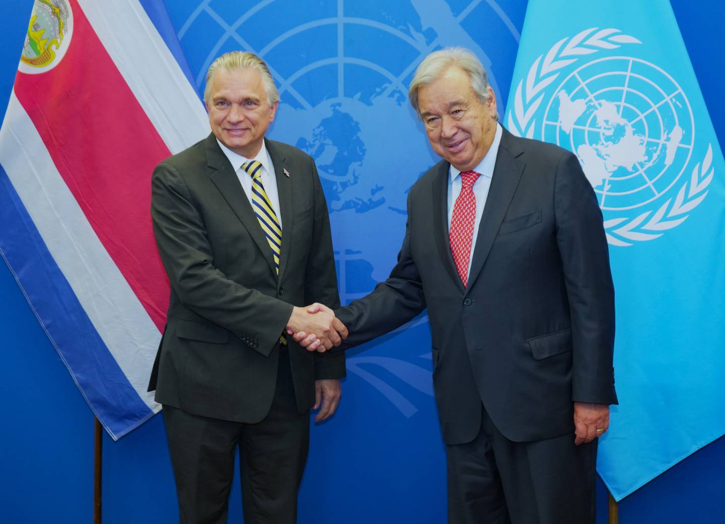El canciller Arnoldo André Tinoco (izquierda) este 19 de setiembre en Nueva York junto al secretario general de Naciones Unidas, António Guterres. Fotografía: Cortesía Ministerio de Relaciones Exteriores y Culto.
