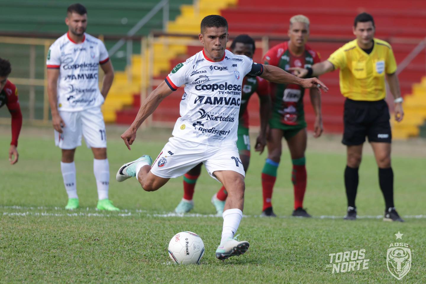 Marco Julián Mena aprovechó la opción que tuvo desde el punto de penal para marcar el único gol, en el duelo entre Guanacasteca y San Carlos.