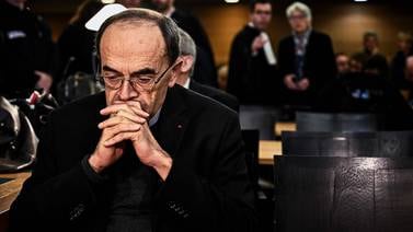Papa acepta renuncia de cardenal francés absuelto de callar abusos sexuales