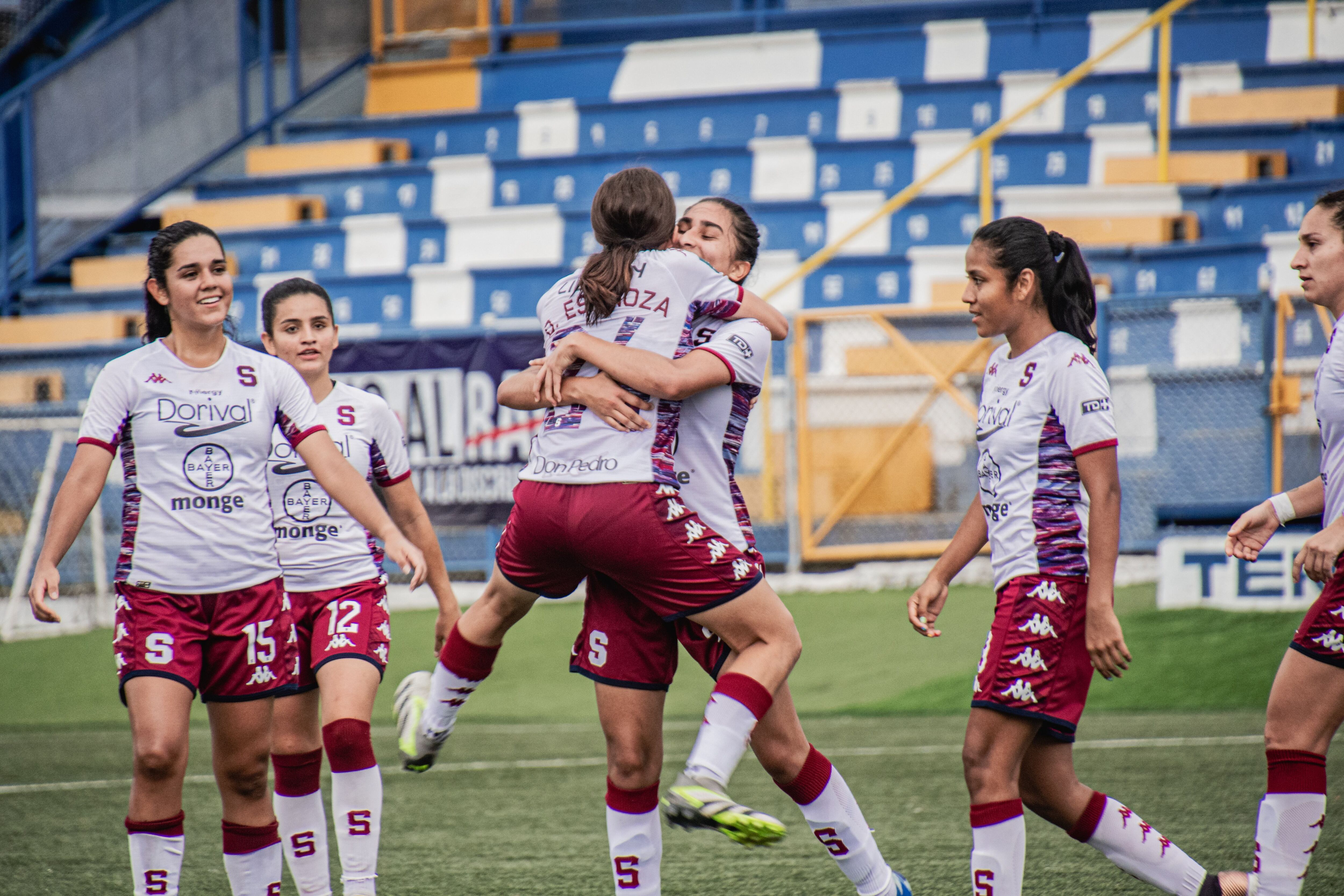Dariana Espinoza celebra con sus compañeras de Saprissa Femenino, luego de abrir el marcador a los 33 minutos de juego. (Foto Prensa Saprissa).