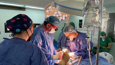 Mujer recibió primer trasplante de riñón con donante vivo en el Hospital Max Peralta