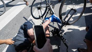 Joe Biden se cae de su bicicleta durante paseo por la playa