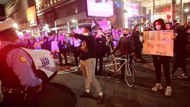 Tercera noche de protestas y enfrentamiento en Minneapolis por joven que murió a manos de la Policía