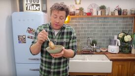 Reconocido chef Jamie Oliver crea una sopa negra inspirada en Costa Rica