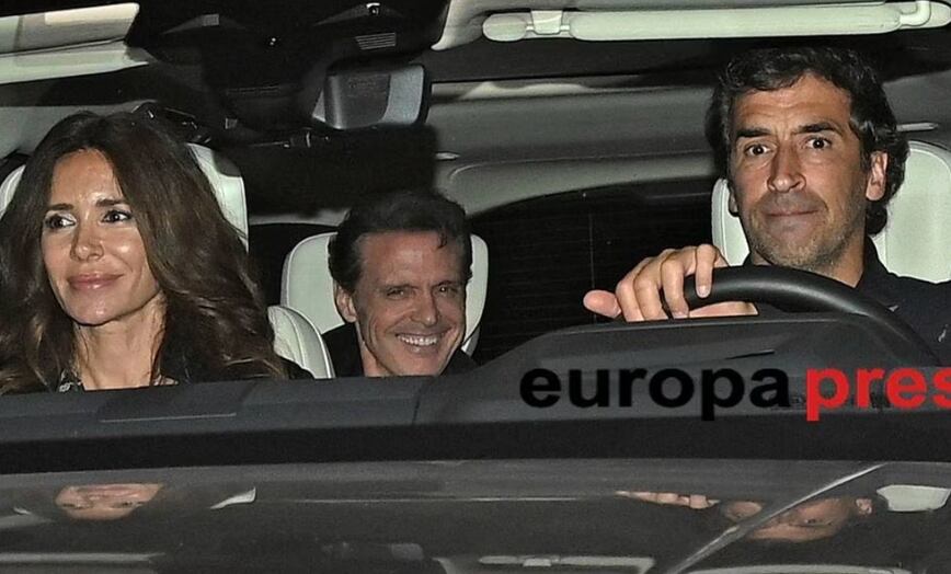 Luis Miguel saliendo de la casa de su pareja en la parte de atrás del coche de Raúl y Mamen Sanz.