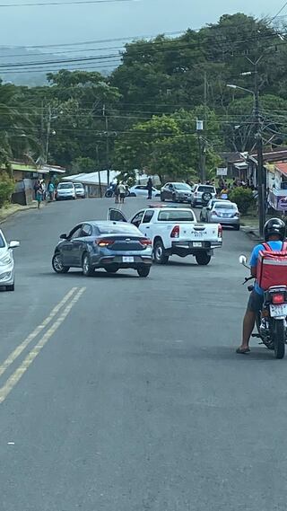 El carro en que viajaba Guillén quedó en medio de la vía pública, luego de que lo interceptaran dos hombres en motocicleta. 