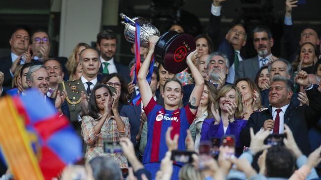 Las jugadoras del Fútbol Club Barcelona se indignaron después de tener que colocarse ellas mismas las medallas de campeonas de la Copa de la Reina.