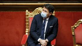 Giuseppe Conte busca apoyo para apuntalar su gobierno en Italia