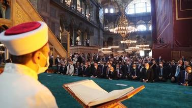 Las oraciones vuelven a la ‘nueva’ mezquita de Santa Sofía en Estambul