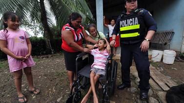 Policía que donó silla de ruedas a niño de Upala sale golpeada en arresto en San José