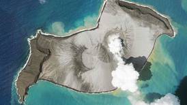 Tonga queda aislada del mundo tras erupción de volcán submarino