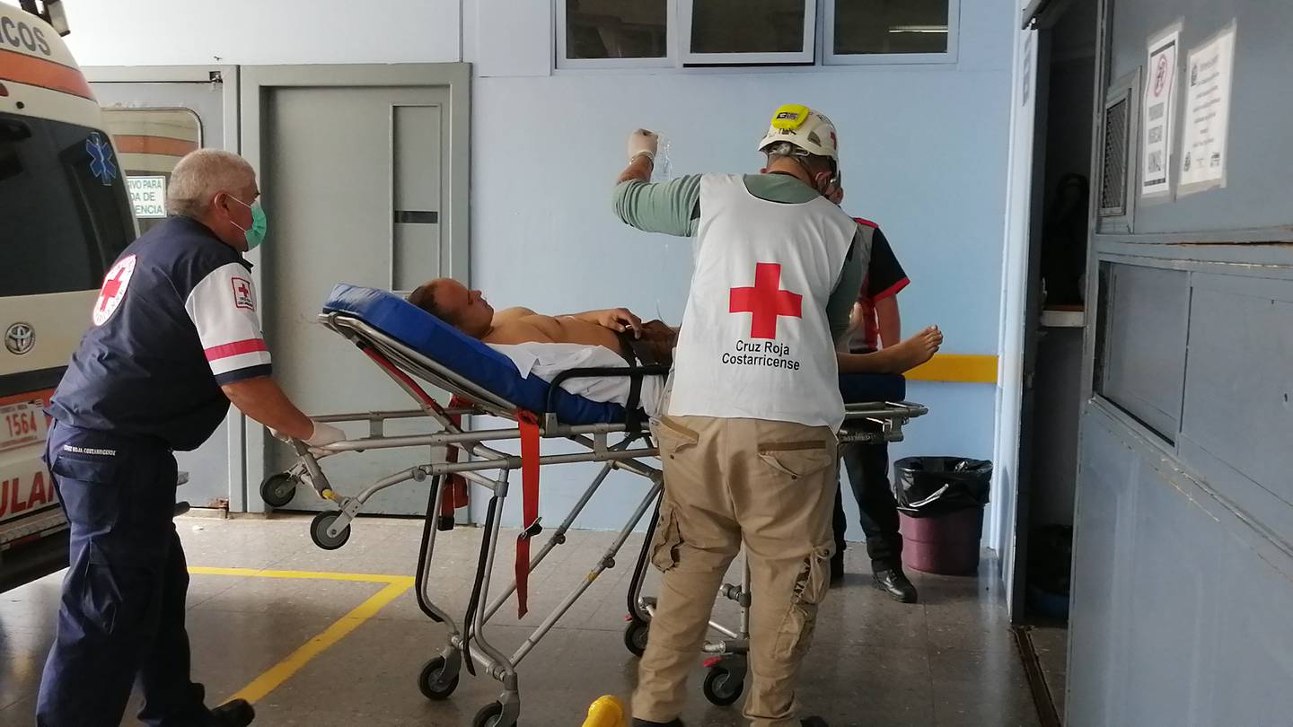Uno de los pacientes iba grave y otros dos ingresaron con quemaduras menos intensas. Todos fueron llevados por la Criuz Roja al Hospital Max Peralta. Foto: Keyna Calderón.
