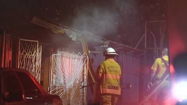 Incendio consume tres casas en Calle Fallas de Desamparados