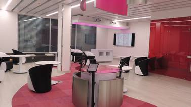 BCR abre cinco sucursales color palo rosa exclusivas para mujeres