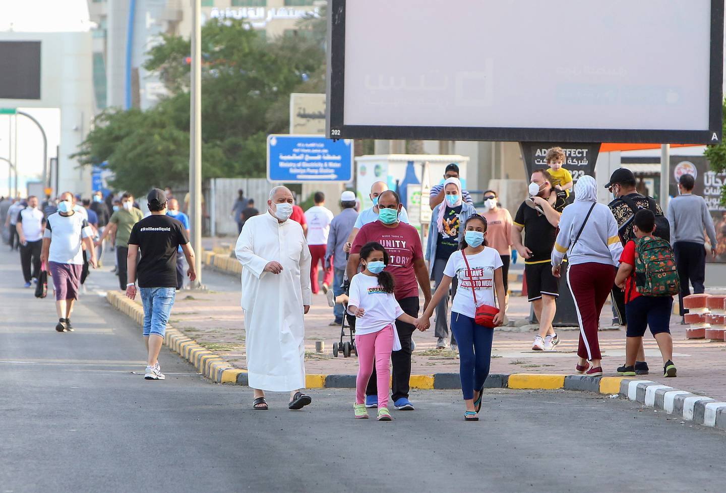 Vecinos de un barrio de Ciudad Kuwait aprovecharon para hacer ejercicio el 12 de mayo luego de que las autoridades lo autorizaron.