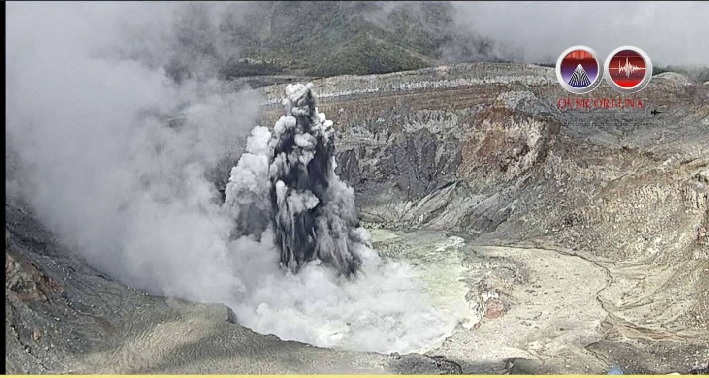 El lunes a las 12:50 p. m. esta erupción elevó materiales a 200 metros de altura.  Muchos turistas pudieron observar al coloso en plena actividad. Foto: Ovsicori.