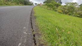 Grietas en carretera de Cinchona tras recientes temblores preocupan a vecinos