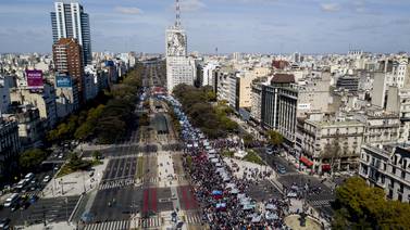 Multitudinaria protesta reclama emergencia alimentaria en Argentina