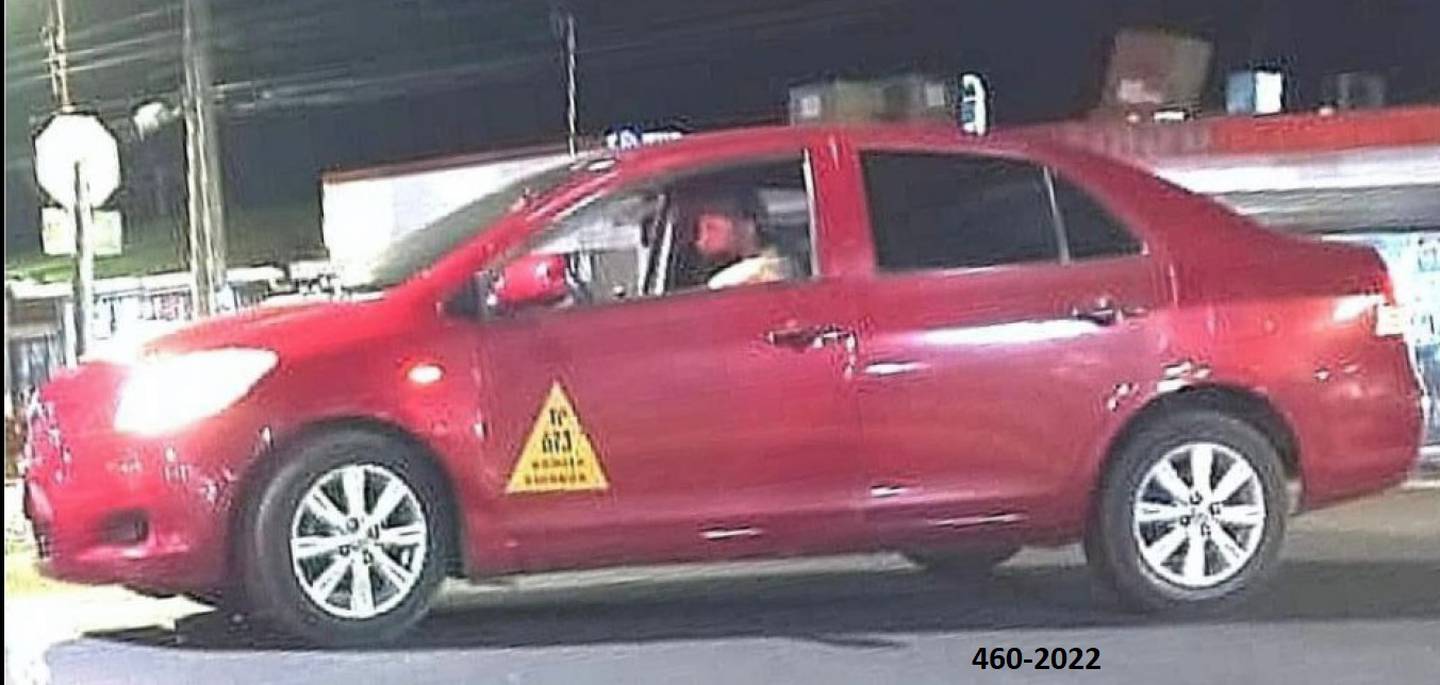 El OIJ envió este viernes  la foto del taxi placa TP-613, un Toyota, Yaris, modelo 2012 que ahora tiene la tapa de motor negra. Al parecer en él escaparon los sospechosos de homicidio. Imagen: OIJ.