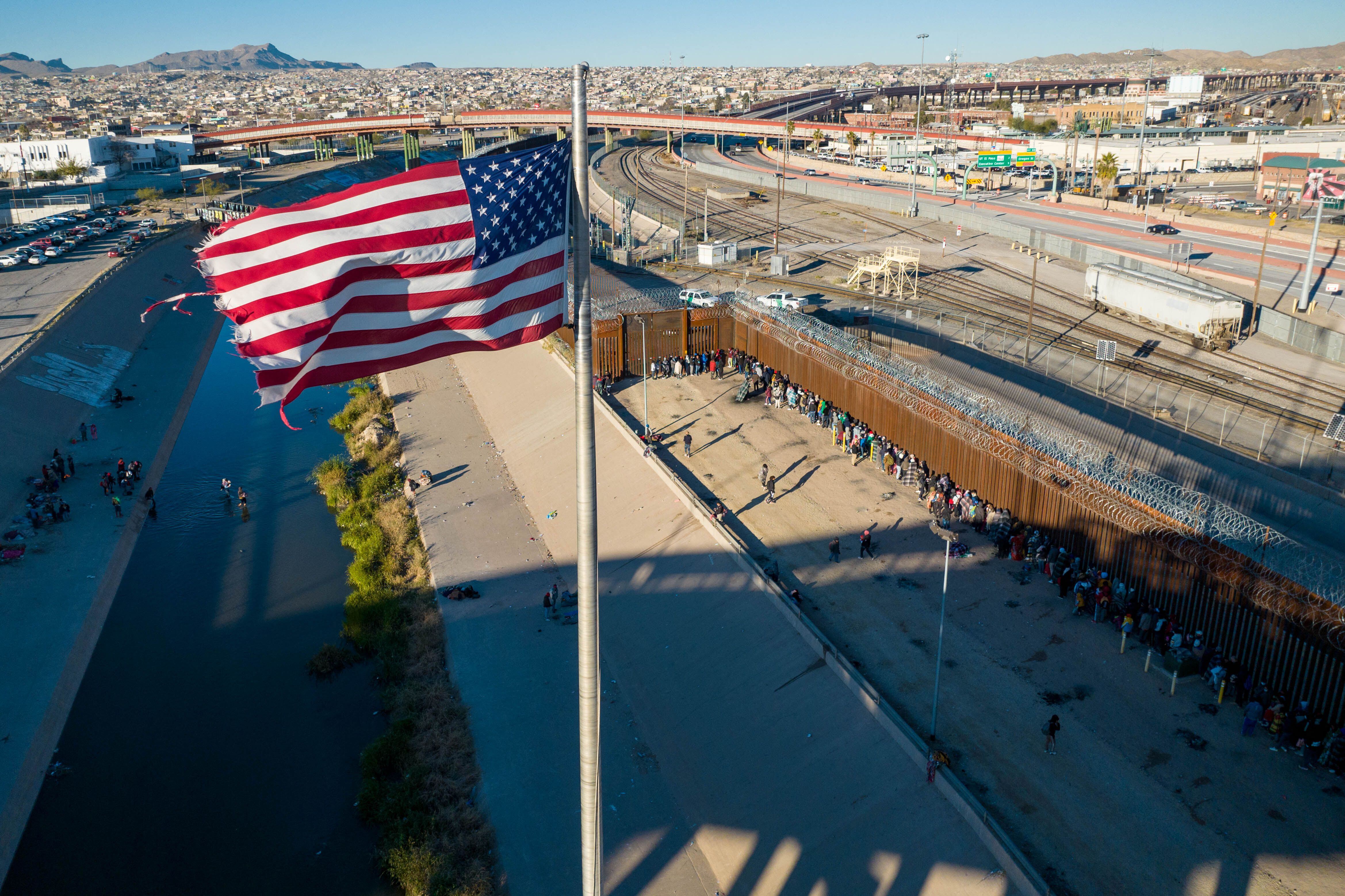 Migrantes reflexionan ante las barreras legales y físicas en la frontera en Estados Unidos 