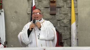 (Video) Padre Sergio estrenó en YouTube video de la mascarilla, junto a cantante de ‘Sopa de caracol’