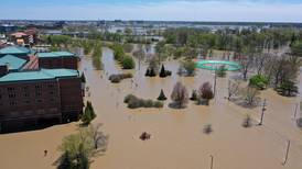 Inundaciones en Michigan por desbordes en represas: hay miles de evacuados