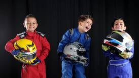 Cuatro niños de cinco a siete años de edad conducen karts a 60 km/h