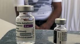 Vacunatorios enfrentan los temores infundados sobre dosis de AstraZeneca