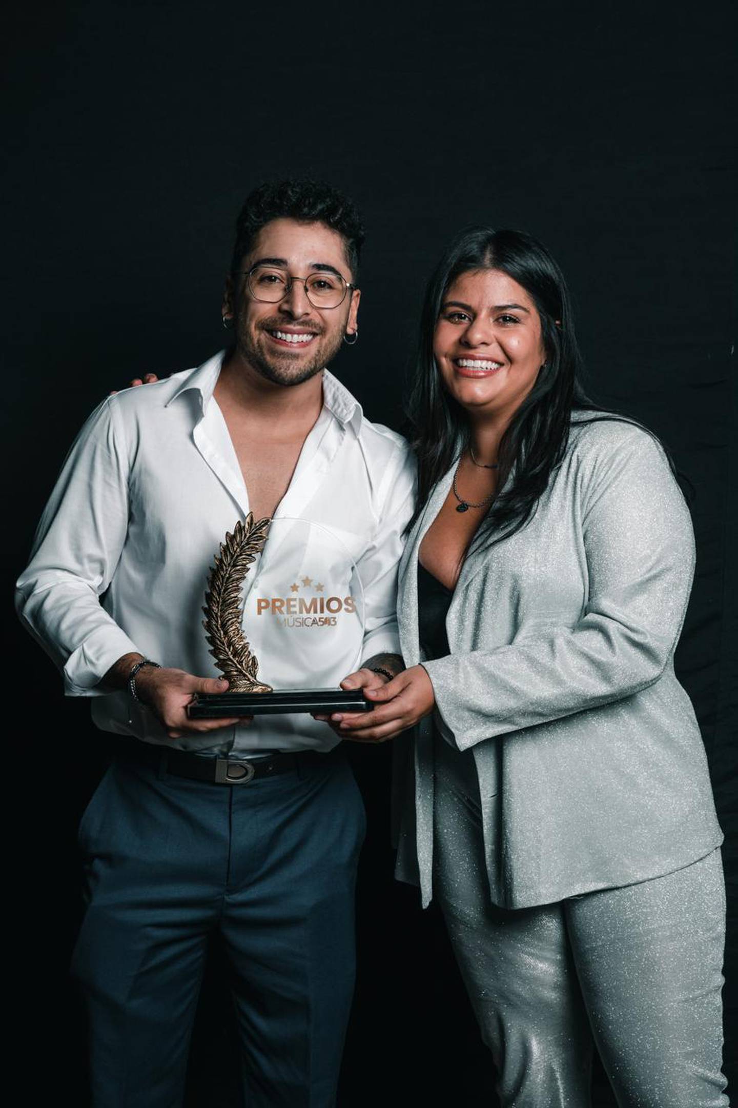 El venezolano Le Venz y la tica Fernanda Rodríguez ganaron un premio en El Salvador con su canción 'Ni de aquí ni de alla'.