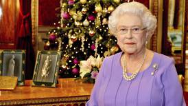Isabel II elogia trabajadores sanitarios que luchan contra el ébola en mensaje de Navidad