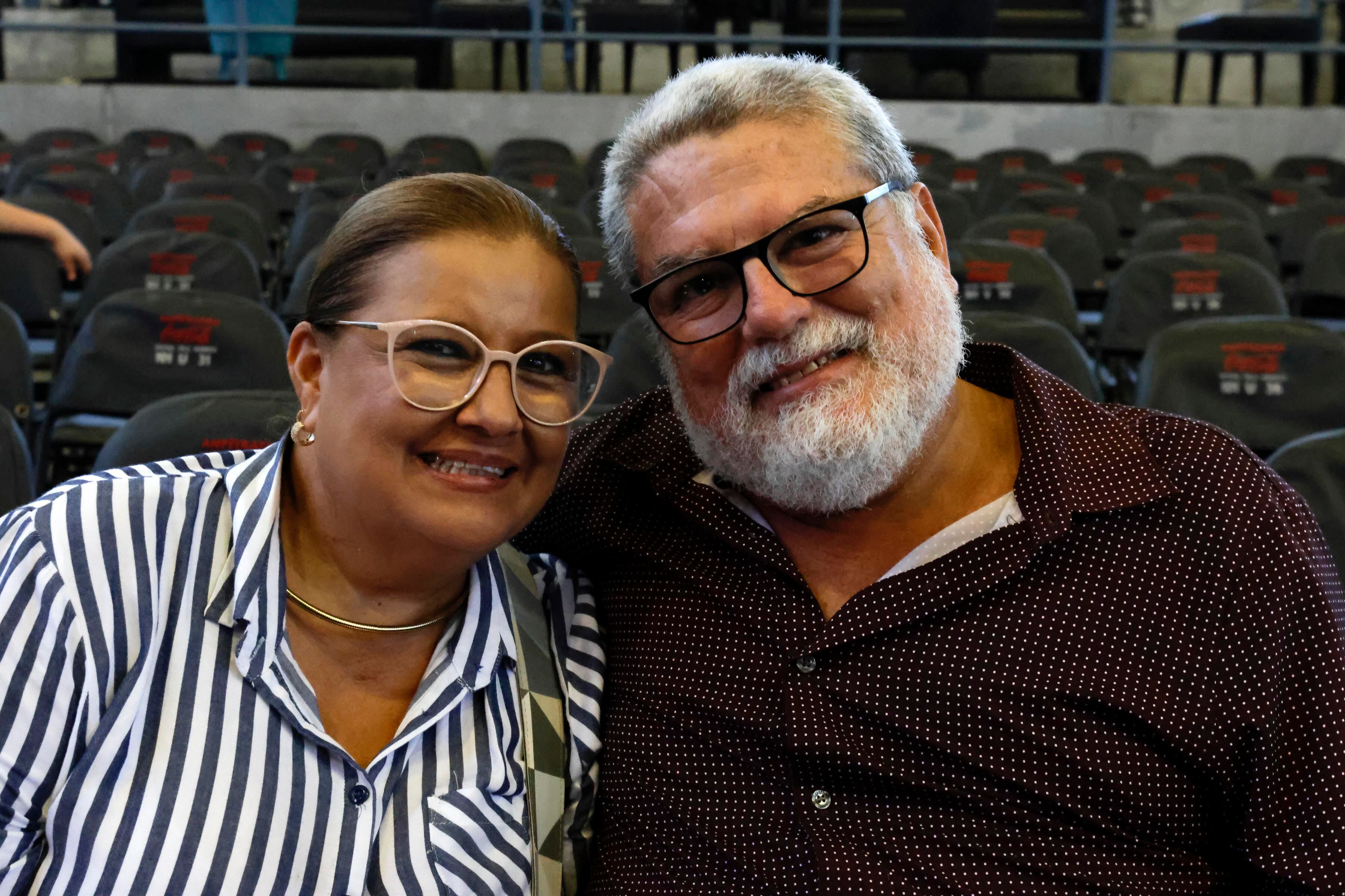 Bernardo Romano y Norma González son pareja desde hace 40 años. Los padres del humorista Choché Romano recuerdan con cariño la música de Air Supply, que escucharon en noches de lunada en el colegio. Foto: Mayela López