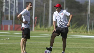 ¿Qué le urge más a Alajuelense: un asistente técnico para Andrés Carevic o refuerzos de peso?