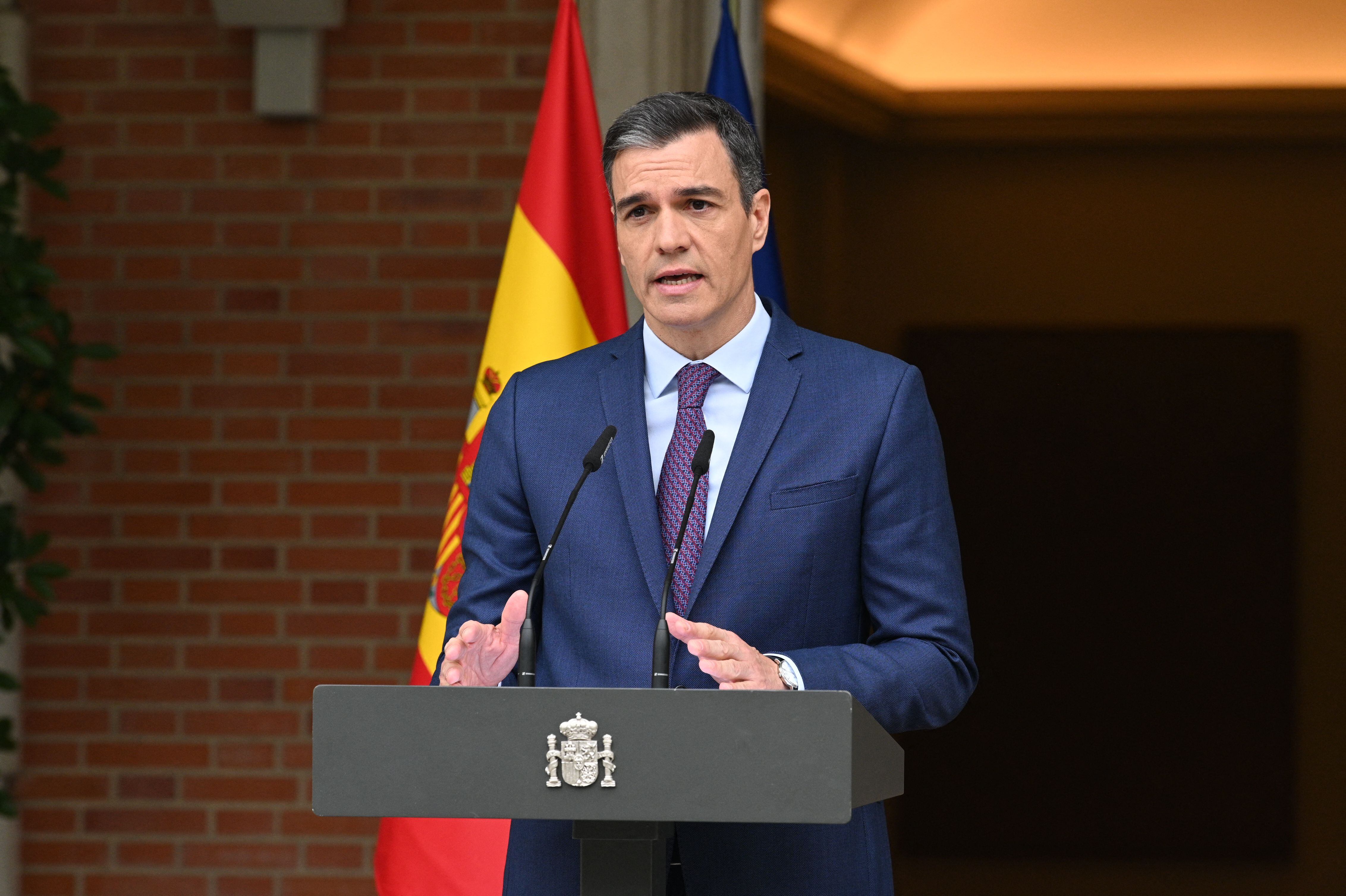 Pedro Sánchez, presidente de España, apoya una campaña para desmentir sondeos sobre una posible victoria de derecha.