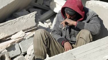 Hombre busca a 30 familiares sepultados por terremoto en Siria, sospecha están muertos