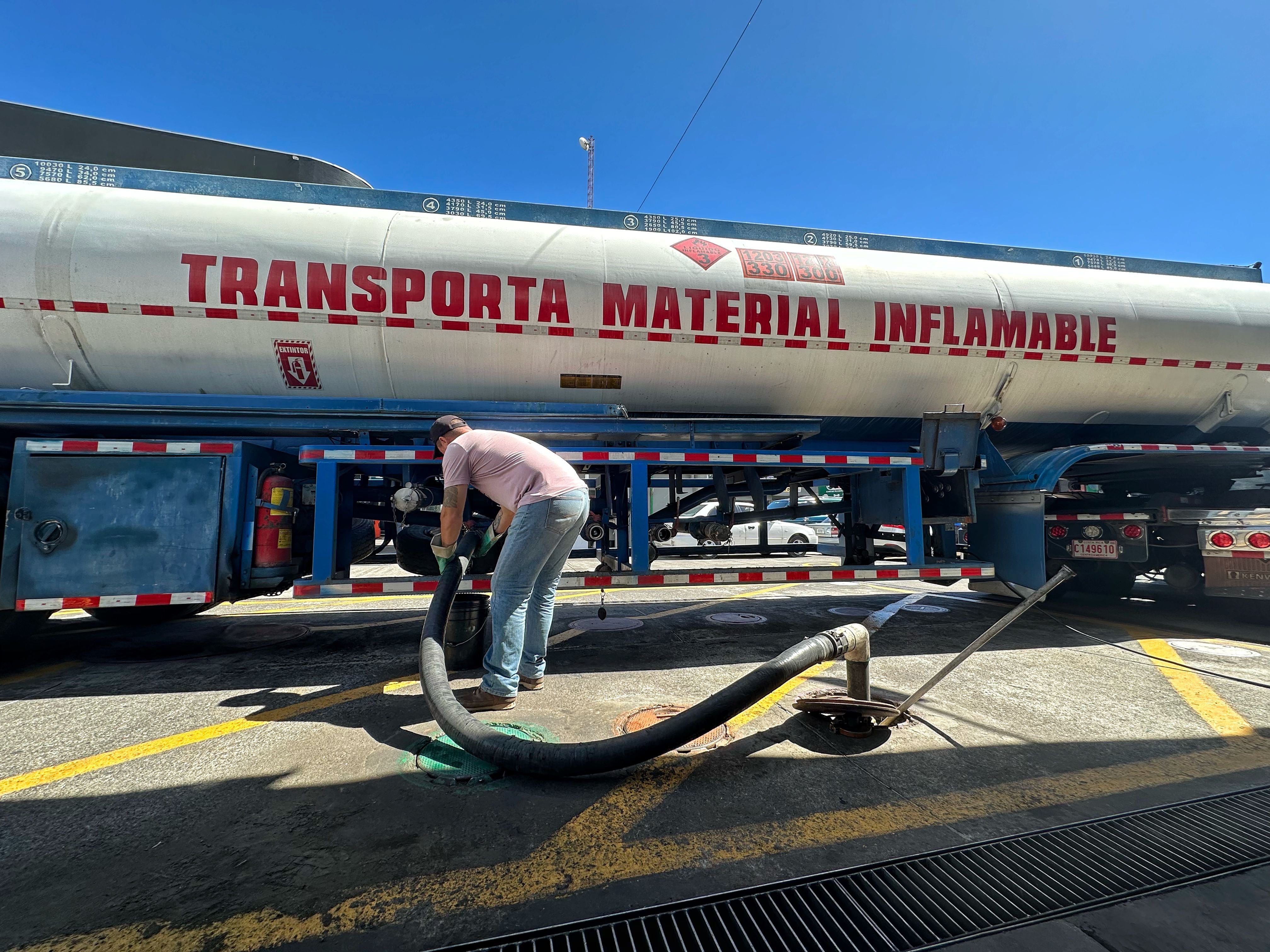 El pasado 6 de enero, José Araya conectó su camión cisterna al depósito de gasolina de la Estación de Servicio San Rafael de Heredia. A inicios de febrero, vendrá la primera alza de la gasolina súper del 2024. 