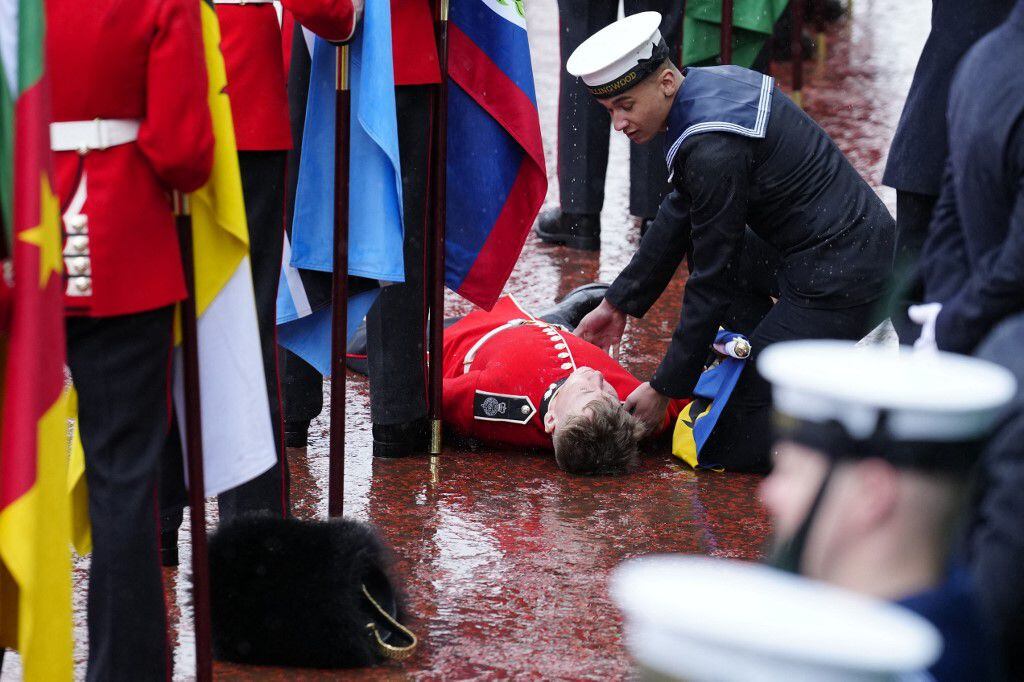 Un abanderado se desmayó durante la procesión posterior a la ceremonia de coronación del rey Carlos III. 