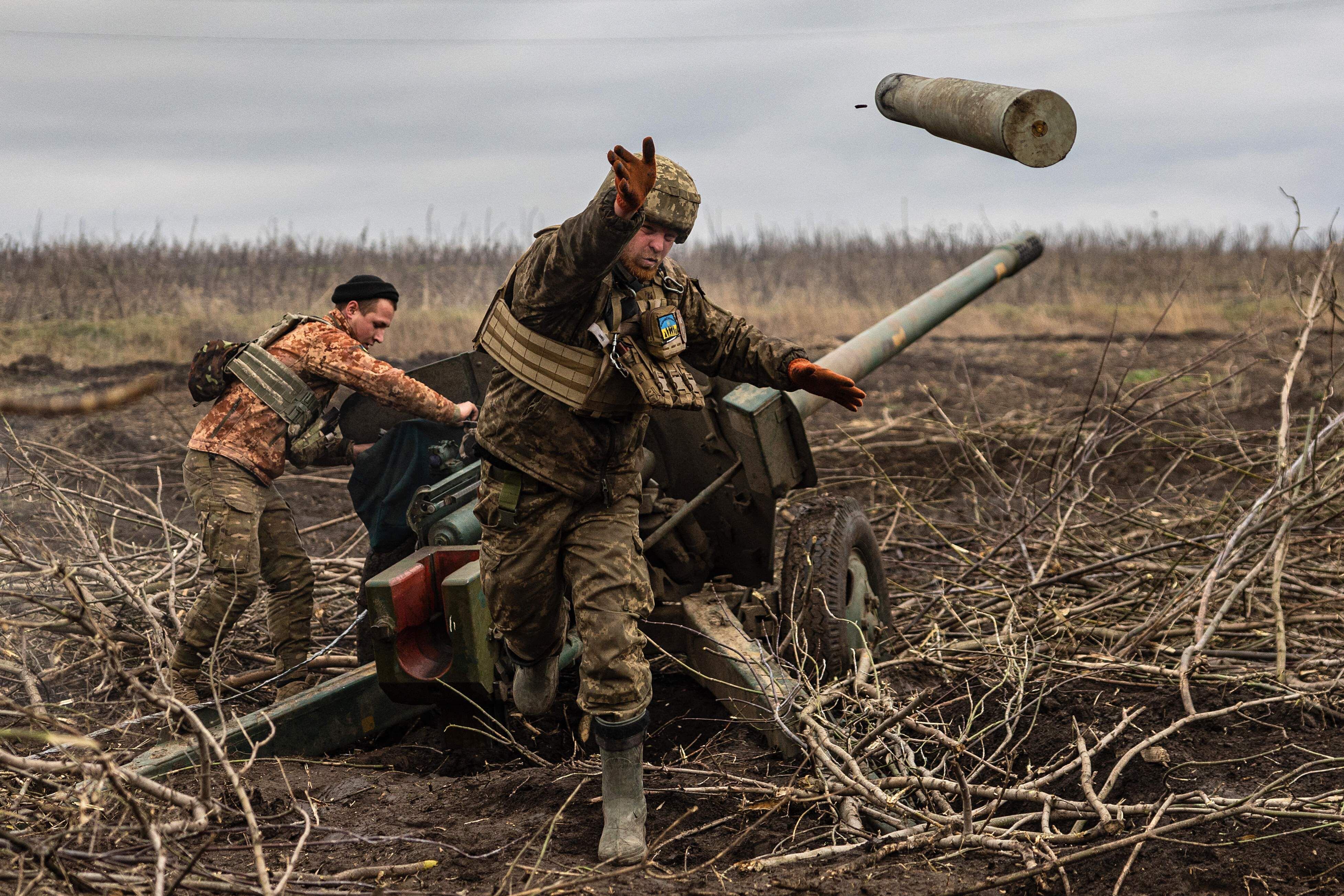 Un soldado ucraniano lanza una coraza vacía mientras su equipo de artillería dispara contra posiciones de Rusia, este 30 de diciembre en Bakhmut.