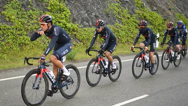 Andrey Amador se llevó un susto con la dura caída de Richard Carapaz en la Vuelta al País Vasco 