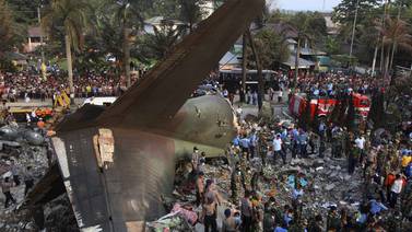 Al menos  141 fallecidos   al caer  un avión en Indonesia