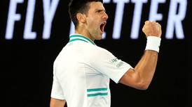 Djokovic consigue aplazar su expulsión de Australia por rehusarse a la vacuna