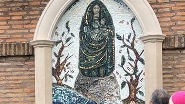 Mosaico de la Negrita de los Ángeles ya luce en los jardines del Vaticano