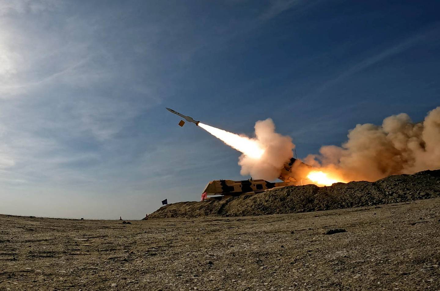 TOPSHOT - Una fotografía proporcionada por la oficina de medios del ejército iraní muestra el lanzamiento de un misil durante un ejercicio militar en un lugar no revelado en el sur de Irán.