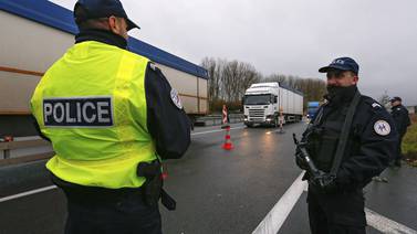 Policías de Francia podrán portar su arma fuera de servicio